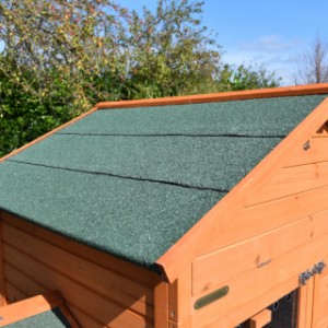 Das Dach von Kaninchenstall Prestige Large ist ausgestattet mit grüne Dachpappe