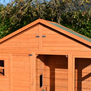 Der Dach von Kaninchenstall Holiday Large ist ausgestattet mit Dachpappe