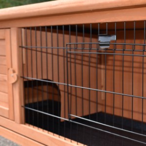 Der Kaninchenstall Bumpy ist herstellt aus Kiefernholz und ist ausgestattet mit schwarz Gitter