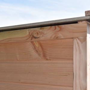 Voliere Flex 2.1 hat ein Dach aus Sperrholz