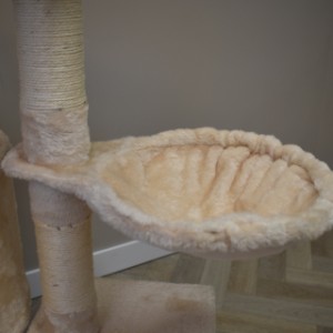 Kratzbaum Karola ist ausgestattet mit ein schöne Korb für Ihre Katze