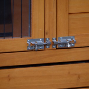 Die Türen von der Hühnerstall Holiday Large sind ausgestattet mit Doppelschlösser
