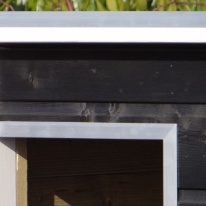 Das Dach und der Öffnung von Hütte aus Holz Ferro sind ausgestattet mit Aluminium Streifen