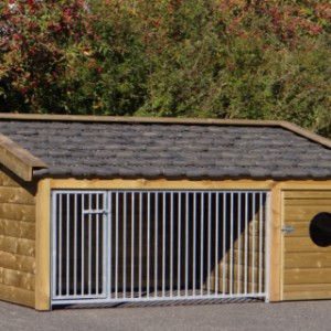 Der Hundehütte Rex 1 ist ausgestattet mit genützte Dachziegeln