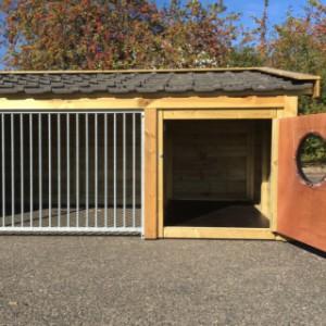 Der Schlafraum hat die Abmessungen 90x150cm
