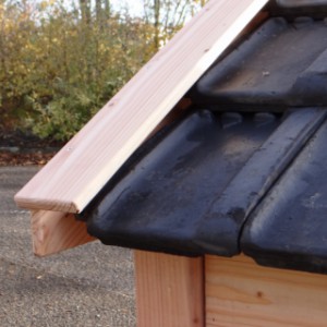Der Hundehütte Reno ist ausgestattet mit genützte Dachziegeln