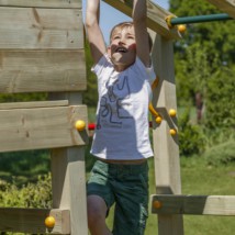 Der Spieltürme aus Holz bietet viel Spielspaß