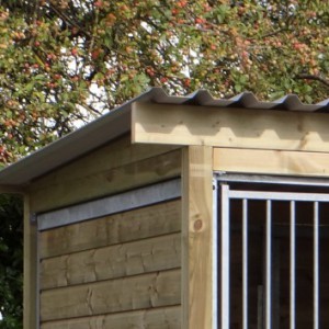 Das Dach ist ausgestattet mit ein Holzränder
