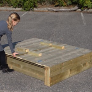 Sandkasten aus Holz Cubic Twist ist ein Erwerb für Ihre Garten