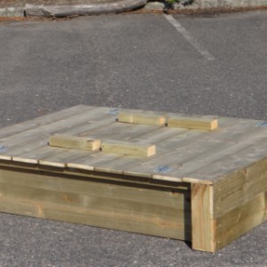 Holzsandkasten Cubic Twist im attraktiven Design mit zurückspringenden Seiten und stabilen Eckpfosten