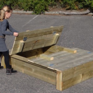 Sandkasten Cubic Twist hat ein Klappdeckel