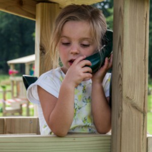 Das grüne Telefon am Spielgerät klingelt beim Drücken der Tasten