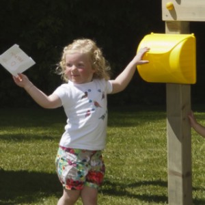 Der gelbe Briefkasten kann einfach montiert werden an der Spielhaus