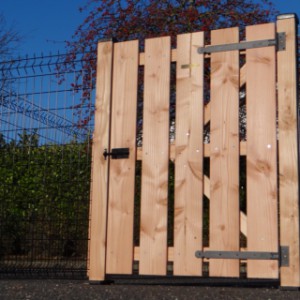 Zaun Rectangle | Douglasien Holztür mit schwarzen Beschlägen