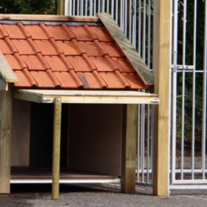 Der Hundehütte ist ausgestattet mit genützte Dachziegeln
