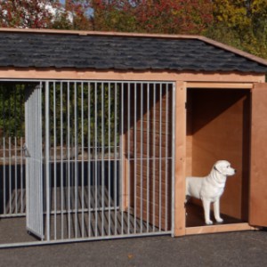 Der Hundezwinger Max 3 ist ausgestattet mit 2 große Türen