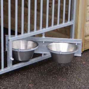 Der Hundezwinger Rex 2 ist ausgestattet mit ein drehbares Füttersystem
