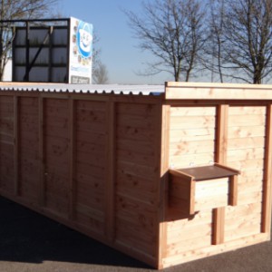 Der Voliere/Hühnerstall Flex 6.2 ist ausgestattet mit ein Rückseite aus Holz