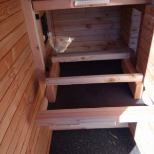 Der Schlafraum für Hühner von Voliere/Hühnerstall Flex 6.2 ist ausgestattet mit ein Schublade und Sitzstange