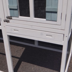 Kaninchenstall Alexia ist ausgestattet mit ein praktische Schublade