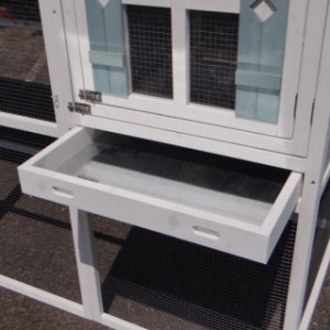 Durch der Schublade ist der Schlafraum leicht zu reinigen