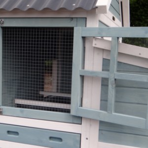Der Schlafraum von der Kaninchenstall Ariane ist ausgestattet mit Plexiglas und Gitter