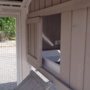 Der Öffnung von Schlafraum von Kaninchenstall Jason ist ausgestattet mit ein Schiebeluke