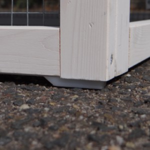 Der Kaninchenstall Jason steht auf Gummifüßen, sodass keine Feuchtigkeit direkt eindringen kann