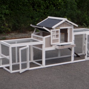 Der Kaninchenstall Joas ist ausgestattet mit ein Kunstoff Dach