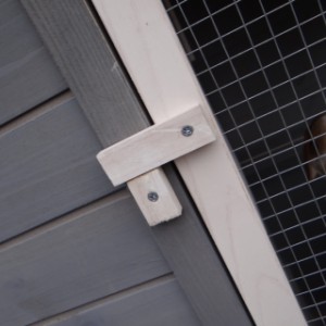 Der Tür von Kaninchenstall Cato ist ausgestattet mit ein Schiebesperre aus Holz
