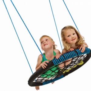 Die Nestschaukel Oval bietet Kindern die Möglichkeit, gemeinsam zu schaukeln.