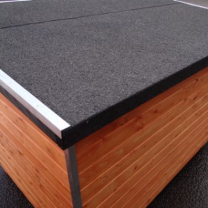 Das Dach von Hundehütte Base Large ist ausgestattet mit Aluminiumstreifen