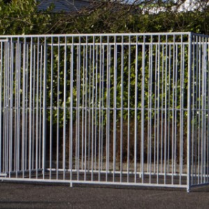 Der Hundezwinger hat die Abmessungen 3x2m