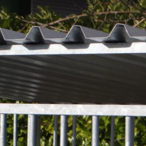 Der Hundezwinger ist ausgestattet mit ein Dach mit Wellbleche
