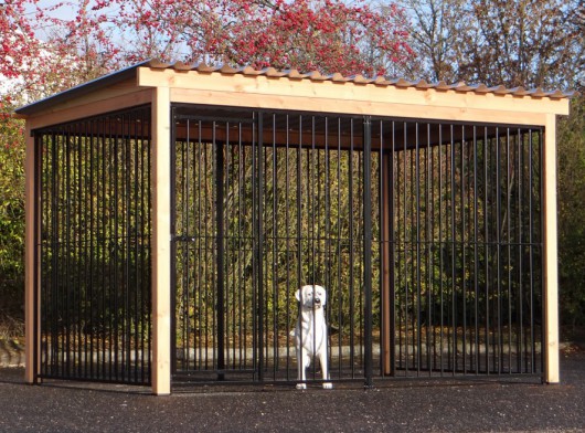 Hundezwinger FLINQ Schwarz mit Dach und Douglasien Holzrahmen 318x218cm