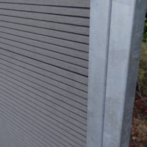 Ein Blick an den Innenseite des WPC-Panels.