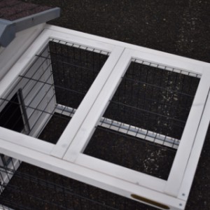 Der Auslauf von Kaninchenstall Pretty Home ist ausgestattet mit ein Gitterdach