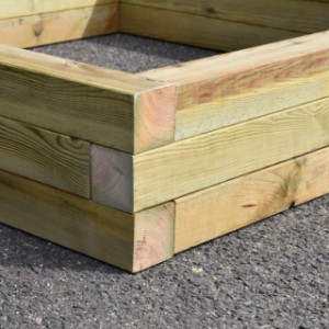 Der Sandkasten aus Holz Solution hat ein stabile Verbindung