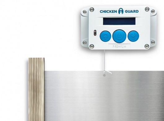 Automatischer Hühnerstall Öffner Chickenguard Premium mit Hühnerklappe und Eichenholzen Führungen