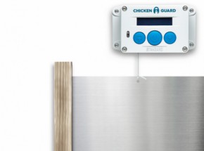 Automatischer Hühnerstall Öffner Chickenguard Standard mit Hühnerklappe und Eichenholzen Führungen