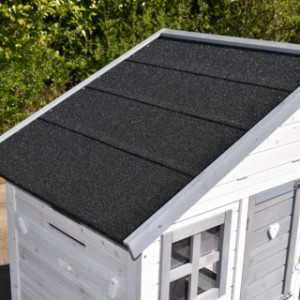 Das Dach von der Kombination ist ausgestattet mit schwarze Dachpappe
