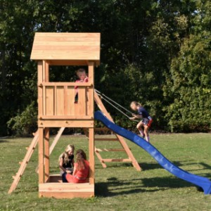 Das Spielgerät Kiosk niedrig wird mit Schaukelhaken, 4 Bodenankern, einem Montageset und einer Aufbauanleitung geliefert.
