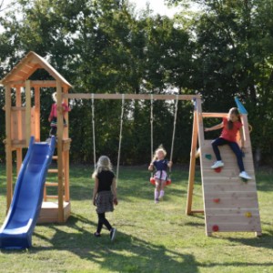 Der Spielgerät Kiosk niedrig wird auf Maß gesägt