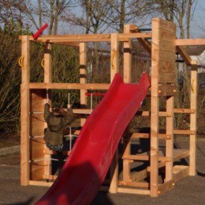 Spielgerät Crossfit wird geliefet mit ein Kunststoff Rutsche
