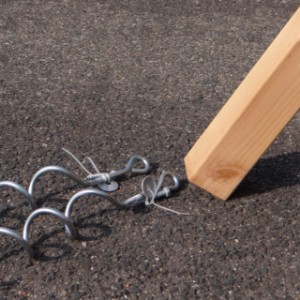 Das Attachment Swing Success low wird mit Bodenankern von 50cm Länge und 6cm Durchmesser geliefert.