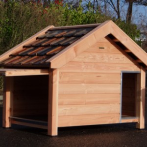 Die Snuf Hundehütte ist mit einer aufklappbaren Luke ausgestattet, die eine einfache Reinigung ermöglicht