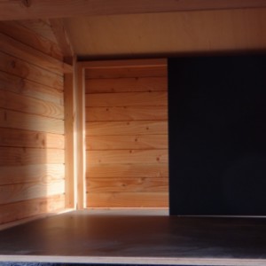 Durch die Klappe können Sie die Hundehütte Turbo leicht zum Reinigen betreten.