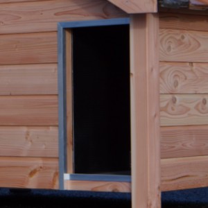 Die Öffnung des isolierten Hundehauses Snuf ist mit Aluminiumstreifen versehen