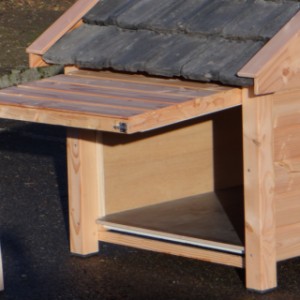Durch der Klappluke ist der Hundehütte Snuf leicht zu reinigen