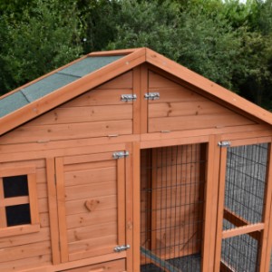 Das Dach von Kaninchenstall Holiday Medium ist ausgestattet mit grüne Dachpappe